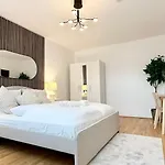 Paid Parking Garage I Fast Wifi I 3 Min Walk To Metro