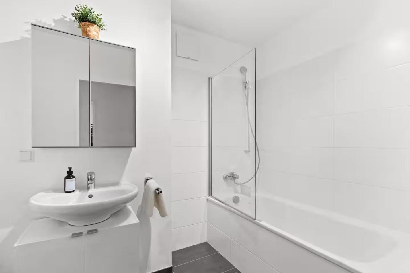 Paid Parking Garage I Fast Wifi I 3 Min Walk To Metro Apartment Wien