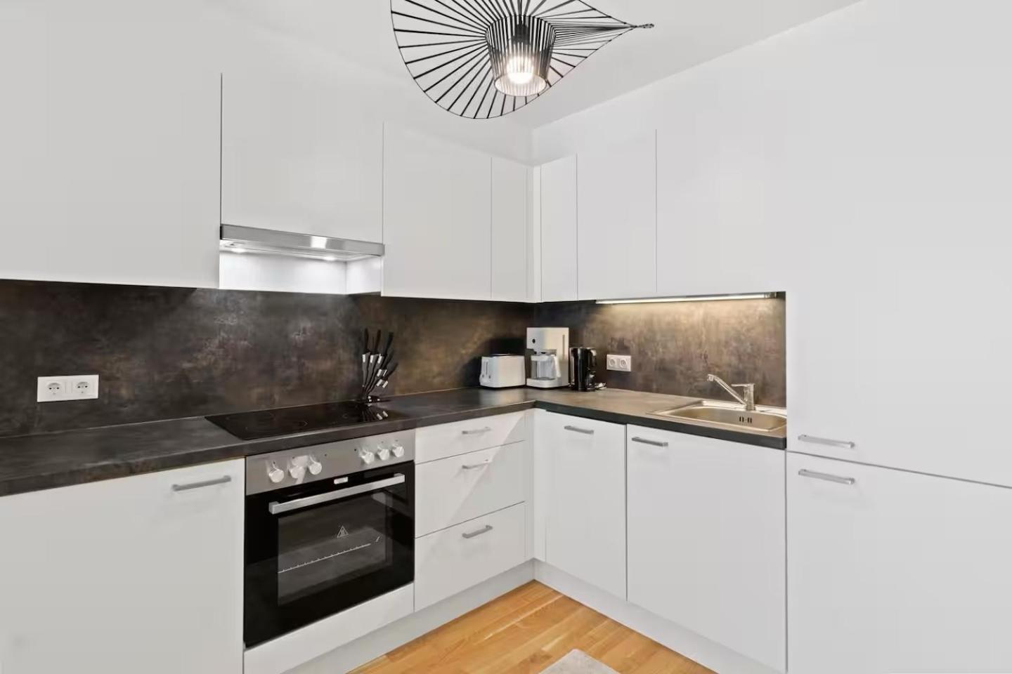 Paid Parking Garage I Fast Wifi I 3 Min Walk To Metro Apartment *
